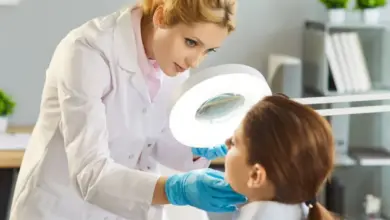 A avaliação dermatológica prévia é indispensável antes de qualquer procedimento estético (Imagem: Studio Romantic
