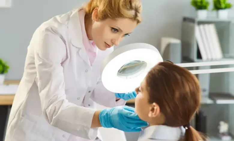 A avaliação dermatológica prévia é indispensável antes de qualquer procedimento estético (Imagem: Studio Romantic