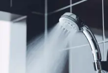 O banho muito quente pode afetar a saúde da pele (Imagem: beeboys