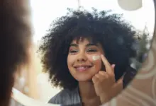 A proteção diária continua sendo uma das principais formas de prevenir o câncer de pele (Imagem: PeopleImages