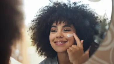 A proteção diária continua sendo uma das principais formas de prevenir o câncer de pele (Imagem: PeopleImages