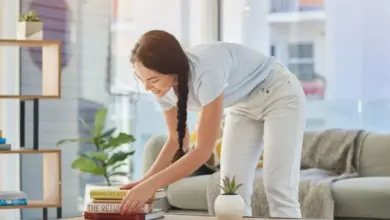 Além de causar desconforto visual, uma casa bagunçada pode manter o cérebro em estado de alerta constante, dificultando o relaxamento (Imagem: PeopleImages