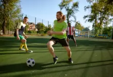 Ver os craques em ação inspira muita gente a voltar ao futebol, mas a prática exige preparação para reduzir riscos à saúde (Imagem: Nomad_Soul