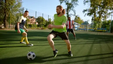 Ver os craques em ação inspira muita gente a voltar ao futebol, mas a prática exige preparação para reduzir riscos à saúde (Imagem: Nomad_Soul
