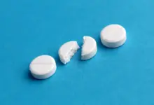 Cortar comprimido pode comprometer a eficácia do tratamento e até provocar riscos à saúde (Imagem: snezhana k