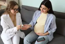 Diabetes gestacional pode aumentar o risco de complicações para a mãe e o bebê quando não é identificado e controlado (Imagem: Pixel-Shot