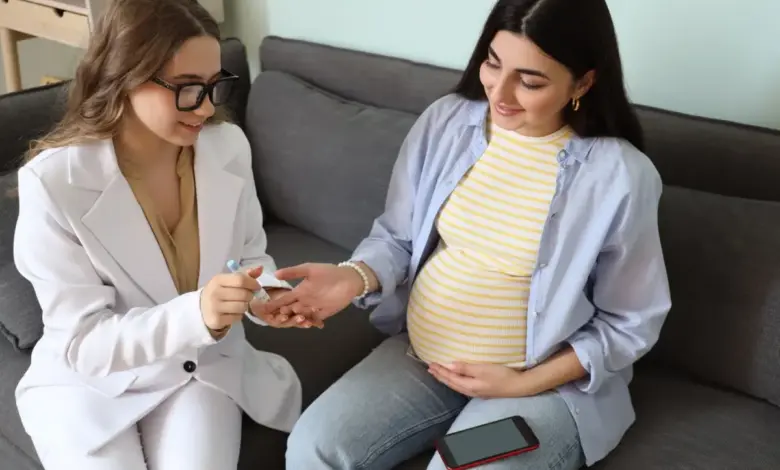 Diabetes gestacional pode aumentar o risco de complicações para a mãe e o bebê quando não é identificado e controlado (Imagem: Pixel-Shot