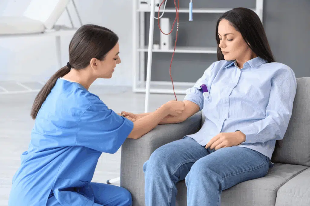 Profissional de saúde preparando uma paciente para doação de sangue.