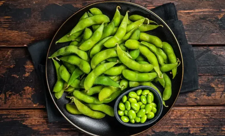 Edamame chama a atenção por reunir nutrientes essenciais ao corpo (Imagem: Mironov Vladimir