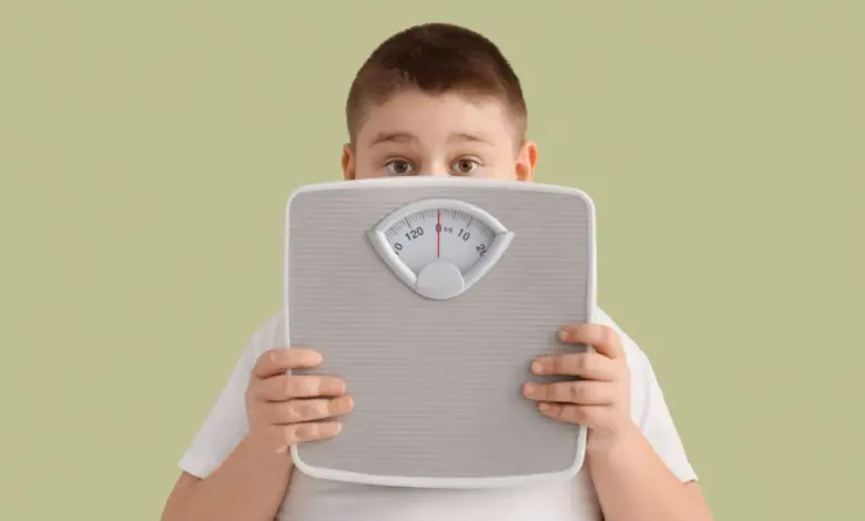 Informação e hábitos saudáveis são aliados fundamentais no combate à obesidade infantil (Imagem: Pixel-Shot