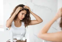 Fatores hormonais, emocionais e nutricionais podem influenciar diretamente a saúde dos fios e contribuir para a queda de cabelo (Imagem: Prostock-studio
