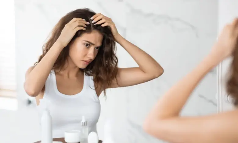 Fatores hormonais, emocionais e nutricionais podem influenciar diretamente a saúde dos fios e contribuir para a queda de cabelo (Imagem: Prostock-studio