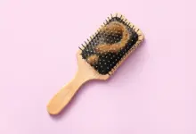 Aumento significativo da queda de cabelo pode indicar que algo não vai bem e merece avaliação médica (Imagem: Pixel-Shot