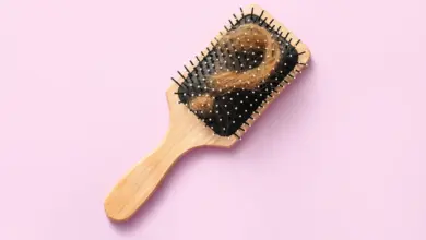 Aumento significativo da queda de cabelo pode indicar que algo não vai bem e merece avaliação médica (Imagem: Pixel-Shot