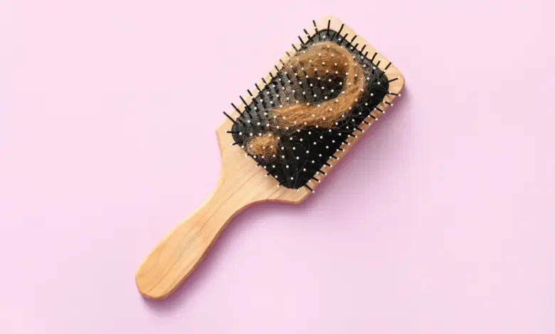 Aumento significativo da queda de cabelo pode indicar que algo não vai bem e merece avaliação médica (Imagem: Pixel-Shot