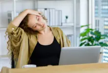 Tendinite pode ser evitada com pequenas mudanças na rotina de trabalho (Imagem: Bangkok Click Studio