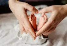 A triagem neonatal é essencial para descobrir se o bebê está saudável e investigar possíveis doenças (Imagem: Filip Olejowski