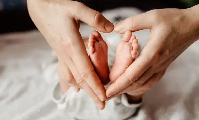 A triagem neonatal é essencial para descobrir se o bebê está saudável e investigar possíveis doenças (Imagem: Filip Olejowski