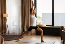 Ao incentivar a conexão entre corpo e mente, o yoga contribui para ampliar a atenção, a tranquilidade e a consciência das próprias emoções (Imagem: AYO Production
