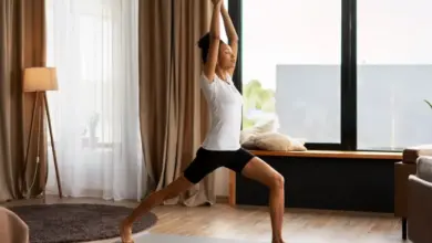Ao incentivar a conexão entre corpo e mente, o yoga contribui para ampliar a atenção, a tranquilidade e a consciência das próprias emoções (Imagem: AYO Production