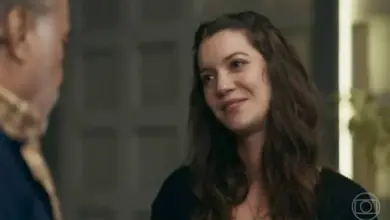 Francesca beija Otoniel e derruba teoria em "Quem Ama Cuida"