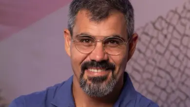 Globo escala Juliano Cazarré para novela vertical sobre futebol e poder