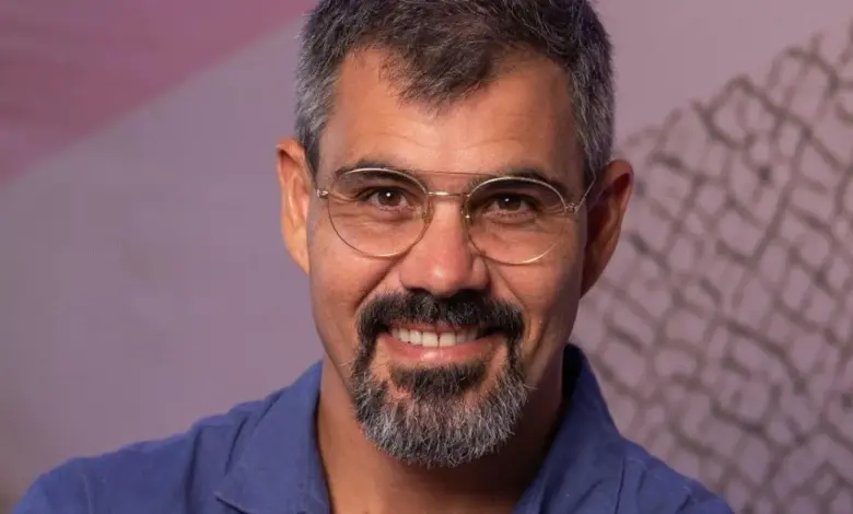 Globo escala Juliano Cazarré para novela vertical sobre futebol e poder