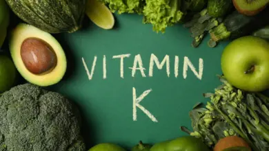 A vitamina K atua em mecanismos que ajudam a manter as artérias saudáveis ao longo da vida (Imagem: AtlasStudio