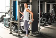 Alongar antes ou após a musculação depende de uma série de fatores (Imagem: tsyhun