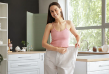 A cirurgia plástica para retirada do excesso de pele deve ser planejada para garantir segurança, conforto e melhores resultados após o emagrecimento (Imagem: Pixel-Shot