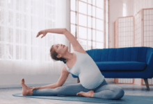 Práticas integrativas, como o yoga, podem promover mais bem-estar físico e emocional antes, durante e após a gestação (Imagem: Momentum studio