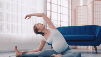 Práticas integrativas, como o yoga, podem promover mais bem-estar físico e emocional antes, durante e após a gestação (Imagem: Momentum studio