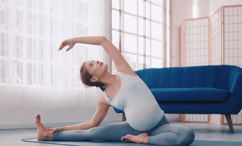 Práticas integrativas, como o yoga, podem promover mais bem-estar físico e emocional antes, durante e após a gestação (Imagem: Momentum studio