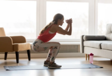 O agachamento é um exercício com benefícios para todo o corpo (Imagem: fizkes