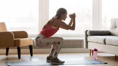 O agachamento é um exercício com benefícios para todo o corpo (Imagem: fizkes