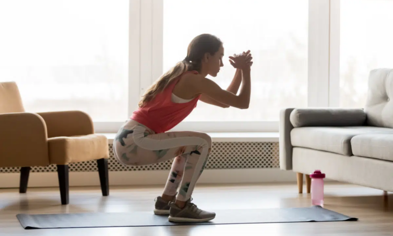 O agachamento é um exercício com benefícios para todo o corpo (Imagem: fizkes