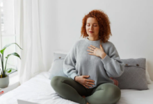 Exercícios respiratórios podem ajudar na recuperação da gripe ao fortalecer a função pulmonar e melhorar a respiração (Imagem: shurkin_son