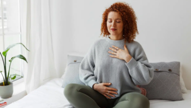Exercícios respiratórios podem ajudar na recuperação da gripe ao fortalecer a função pulmonar e melhorar a respiração (Imagem: shurkin_son