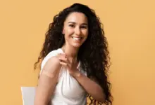 Muitas mulheres acompanham a vacinação dos filhos, mas esquecem de atualizar a própria proteção (Imagem: Prostock-studio