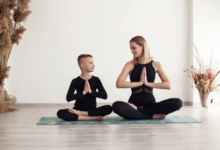 Praticar yoga regularmente pode ajudar a aliviar os sintomas do TDAH (Imagem: Elaine Nadiv