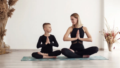 Praticar yoga regularmente pode ajudar a aliviar os sintomas do TDAH (Imagem: Elaine Nadiv