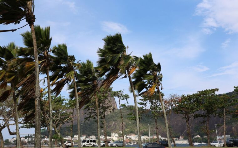 Ventos fortes geram alerta da Defesa Civil no Rio de Janeiro