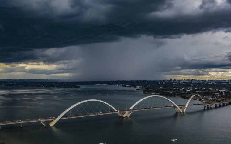 Alerta de tempestade e ventos fortes em Brasília