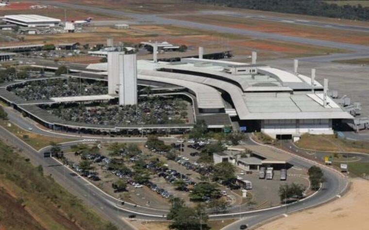 Aeroporto de Confins em BH interrompe atividades devido a pista danificada