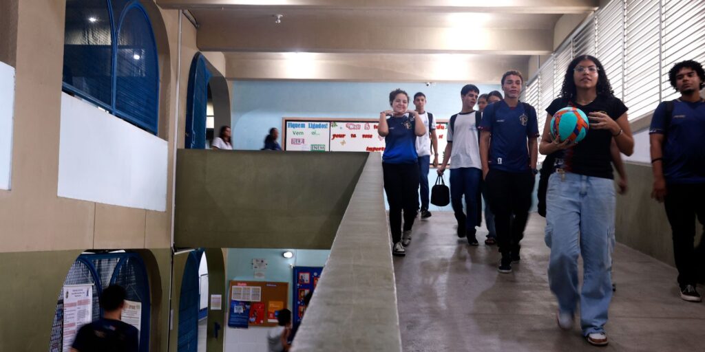Estudantes começam a receber sexta parcela do programa Pé-de-Meia