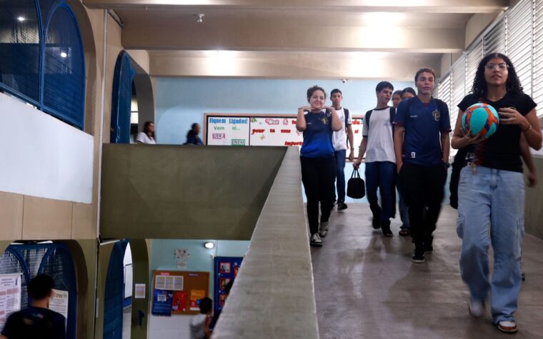 Estudantes começam a receber sexta parcela do programa Pé-de-Meia