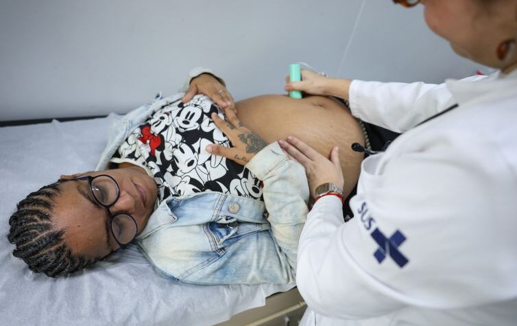 Hesitação vacinal entre gestantes eleva riscos de saúde pública