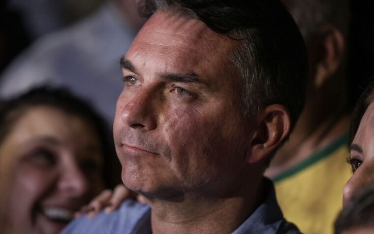 Flávio não apresenta propostas e lança acusações na sabatina