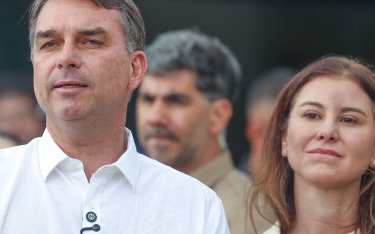 Candidato Flávio Bolsonaro discute política após missa em Brasília
