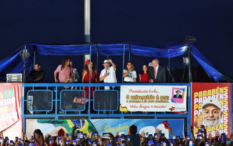 Lula critica fuga de Flávio Bolsonaro em ato de protesto
